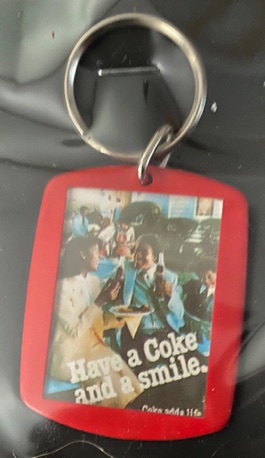 93214-1 € 2,00 coca cola sleutelhanger have a coke and a smile.jpeg
